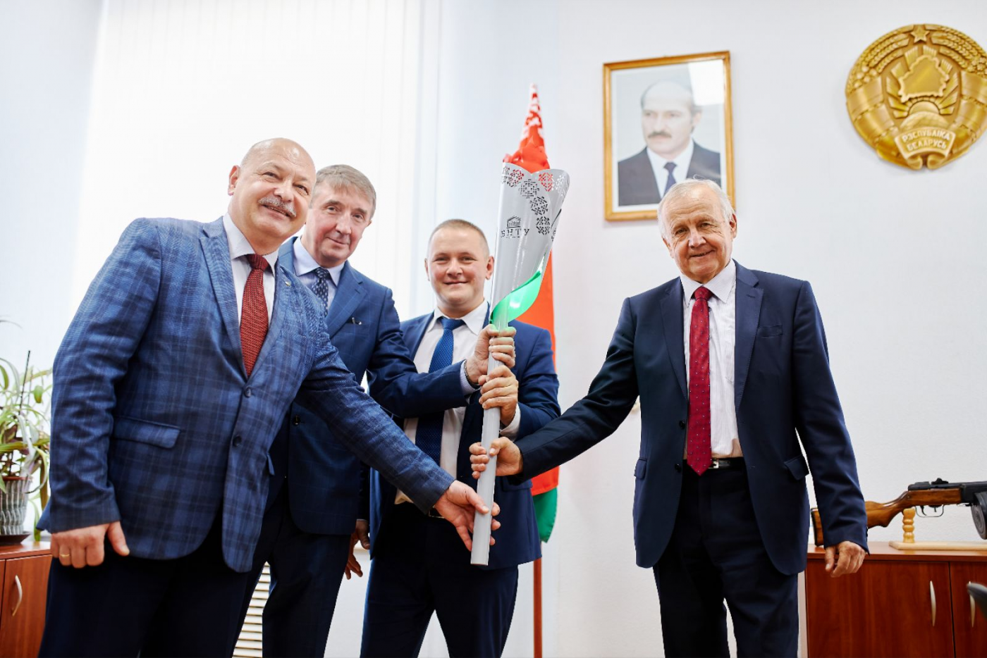 Эстафета юбилейного огня БНТУ на НТЦ «ЛЭМТ»